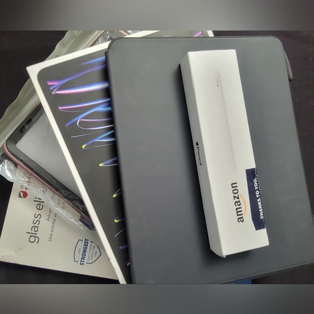 iPad Pro 6th Generation 12.9 (Bundle)